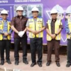 Bangunan Tandon Debit Air. Bupati Dengan Kepala Dinas Bina Marga.