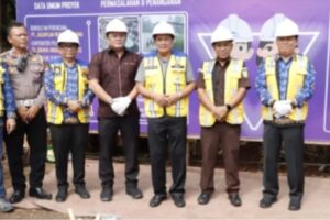 Bangunan Tandon Debit Air. Bupati Dengan Kepala Dinas Bina Marga.