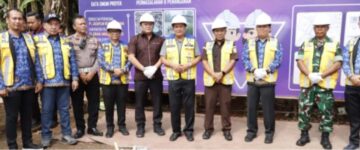Bangunan Tandon Debit Air. Bupati Dengan Kepala Dinas Bina Marga.