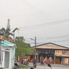 Masyarakat yang mengandara kurang tertib di jalan.