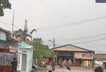 Masyarakat yang mengandara kurang tertib di jalan.