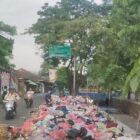 Warga minta pada aparat terkait, Agar sampah yang ada di jalan harus TPS.