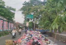 Warga minta pada aparat terkait, Agar sampah yang ada di jalan harus TPS.