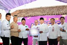 PERUMDAM TKR Salurkan Pipa Air Bersih Gratis bagi Warga Ds. Tanjakan Mekar Yang Terkena dampak pencemaran lingkungan TPA Jatiwaringin.