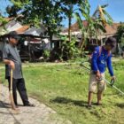 Kades Kayu Bongkok mealukan pembersihan selokan dan lingkungan untuk mengatasi musin hujan.