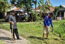 Kades Kayu Bongkok mealukan pembersihan selokan dan lingkungan untuk mengatasi musin hujan.