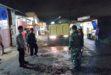 LURAH PAKUHAJI MEMBERIKAN PERBAIKI DARURAT JALAN YANG BECEK.