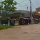 Saat hujan mengatam jalan raya Ciwandan Cilgon, kampung tampak air naik bisa di hitungan permenit.