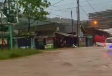 Saat hujan mengatam jalan raya Ciwandan Cilgon, kampung tampak air naik bisa di hitungan permenit.