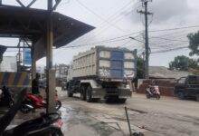 Diduga Mobil truk ini dari PT. MN harus di amankan karena sudah melanggar perda.