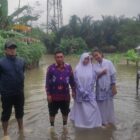 Kepala desa pasir bolang Dadi juga terjun langsung ke lokasi banjir.