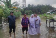 Kepala desa pasir bolang Dadi juga terjun langsung ke lokasi banjir.