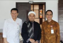 Kegiatan pengajian dwi mingguan ini kemudian ditutup dengan doa memohon keberkahan ilmu dan kemudahan.