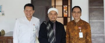 Kegiatan pengajian dwi mingguan ini kemudian ditutup dengan doa memohon keberkahan ilmu dan kemudahan.