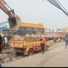 PROYEK PENGECORAN JALAN 4,7MILYAR DI BONGKAR LAGI KARNA TIDAK MEMENUHI SETANDAR.
