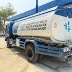 KEMARAU TAK HENTIKAN PELAYANAN, PERUMDAM TKR SALURKAN TANGKI AIR BERSIH UNTUK MASYARAKAT.