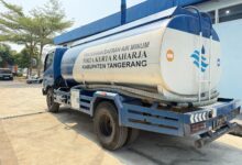 KEMARAU TAK HENTIKAN PELAYANAN, PERUMDAM TKR SALURKAN TANGKI AIR BERSIH UNTUK MASYARAKAT.